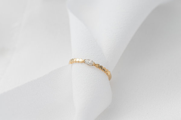 Bague-diamant-navette-or-jaune-18k