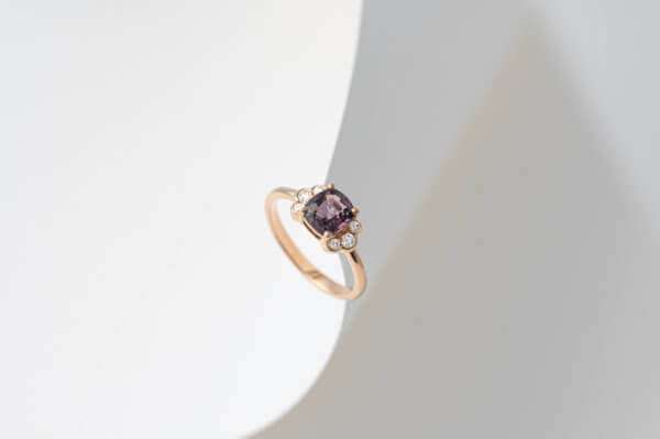 Bague en or rose sertie d'un spinelle et de diamants