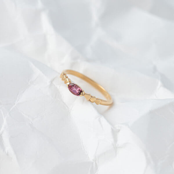 Bague en or jaune serti d'une tourmaline rose