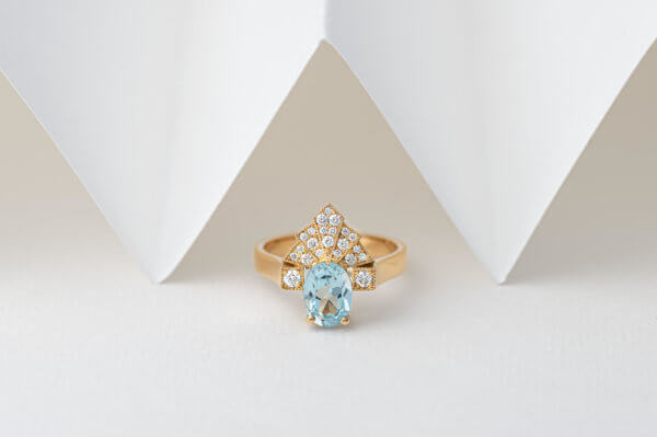 Bague en or jaune sertie de diamants et d'une aigue marine
