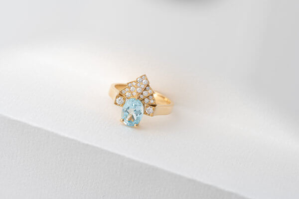 Bague en or jaune sertie de diamants et d'une aigue marine