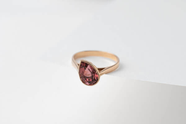 Bague en or rose serti d'une tourmaline rose
