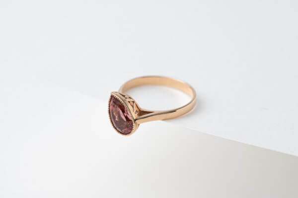 Bague en or rose serti d'une tourmaline rose