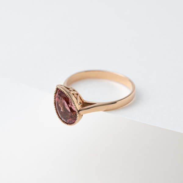 Bague en or rose serti d'une tourmaline rose