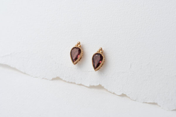 Boucle en or rose serties d'une tourmaline rose