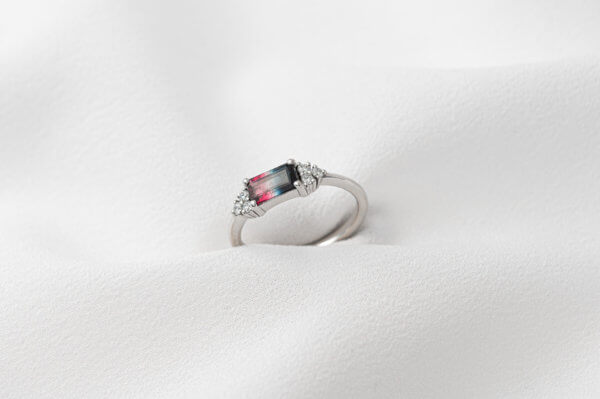 Bague en or blanc diamants et tourmaline tricolore