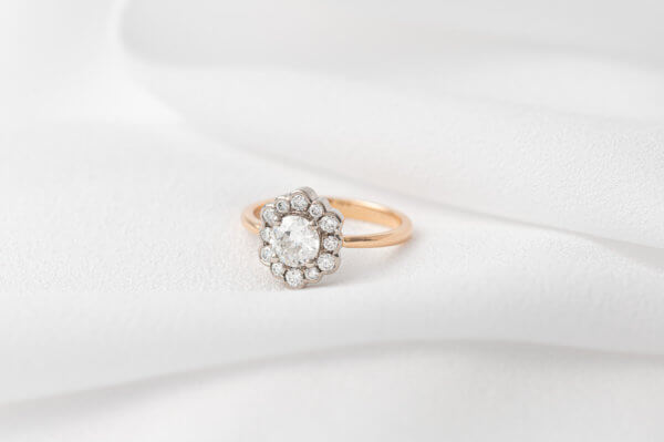 Bague marguerite moderne en or rose et blanc avec des diamants