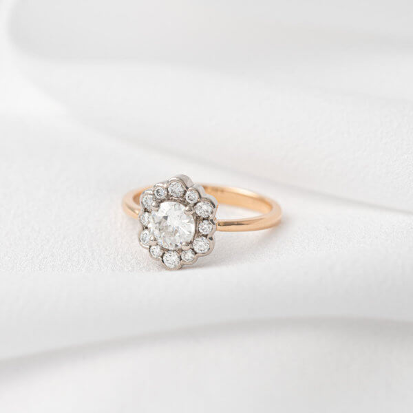 Bague marguerite moderne en or rose et blanc avec des diamants