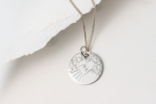 medaille coeur yeux