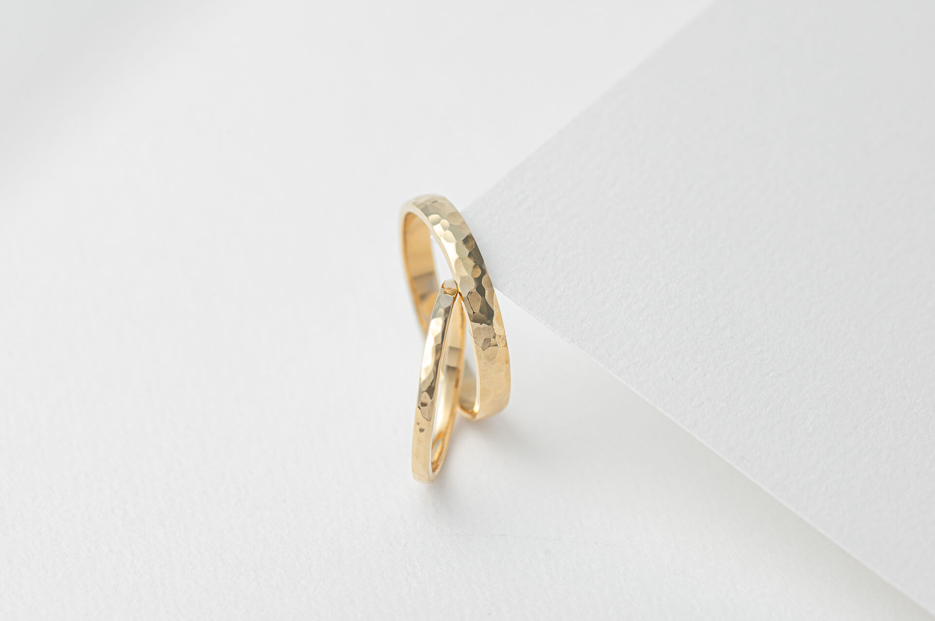 Alliance-demi-jonc-or-jaune-martelee-18-carats