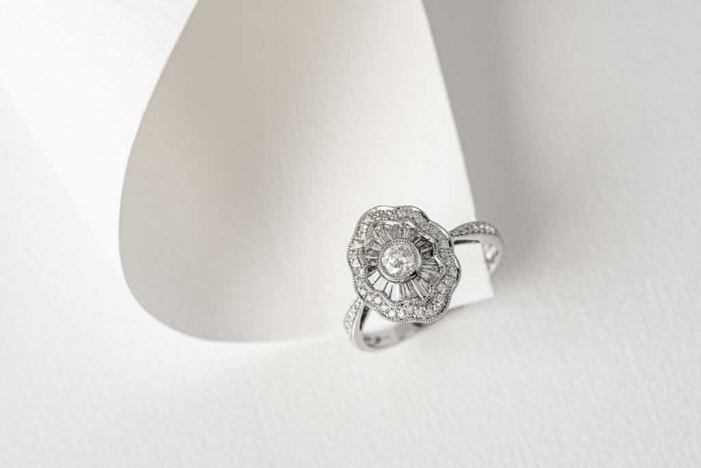 Bague vintage-or-18-carat-blanc-mille-grains-diamants