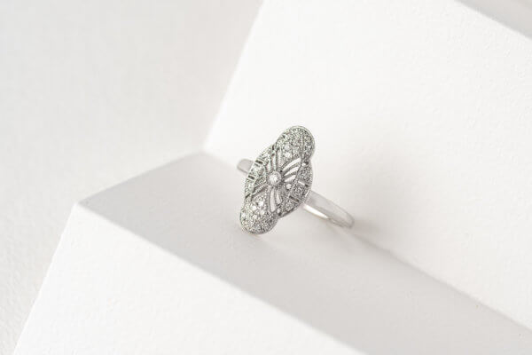 Bague-or-blanc-art-deco-18carat-serti-grains