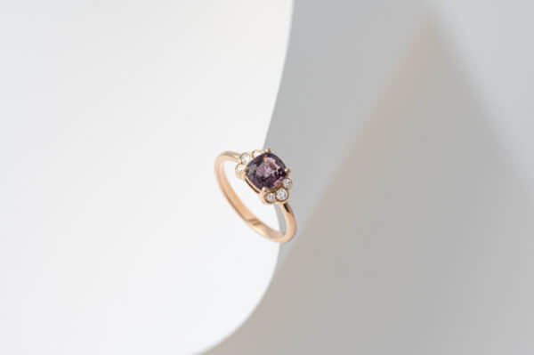 Bague-or-rose-spinelle-violette-diamants