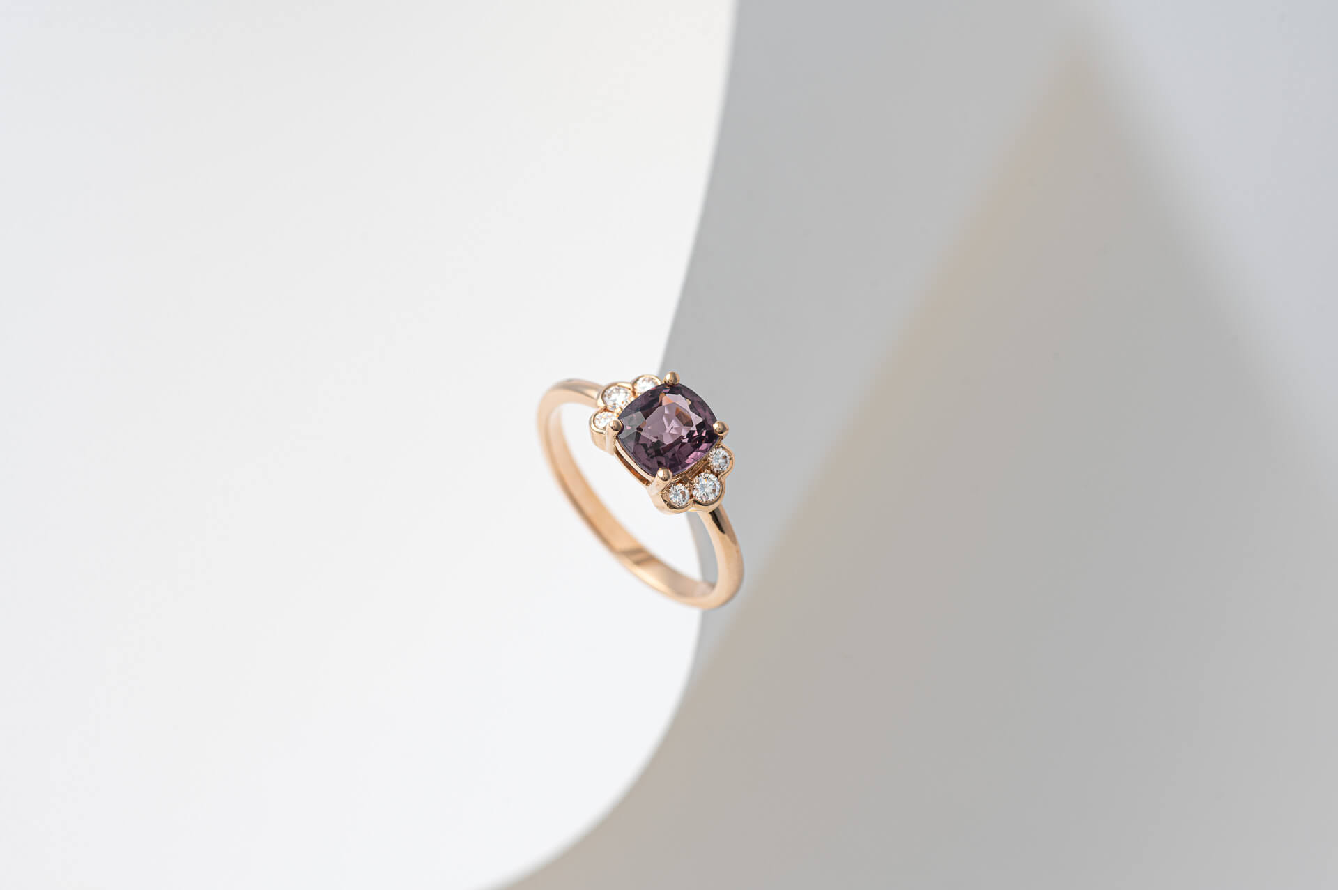 Bague-or-rose-spinelle-violette-diamants
