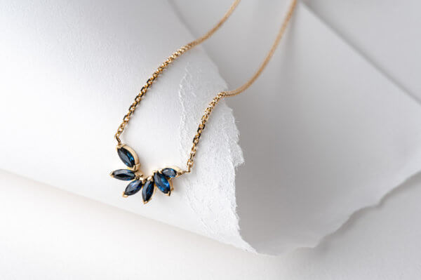Collier or jaune saphirs bleu 18 carats
