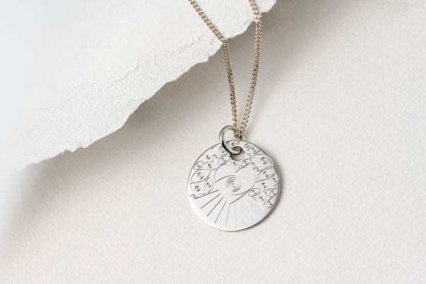 Médaille coeur-yeux