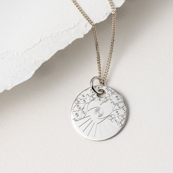 Médaille coeur-yeux