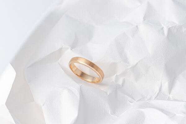 Alliance-homme-or-rose-biseau-brossee Alliance Biseautée