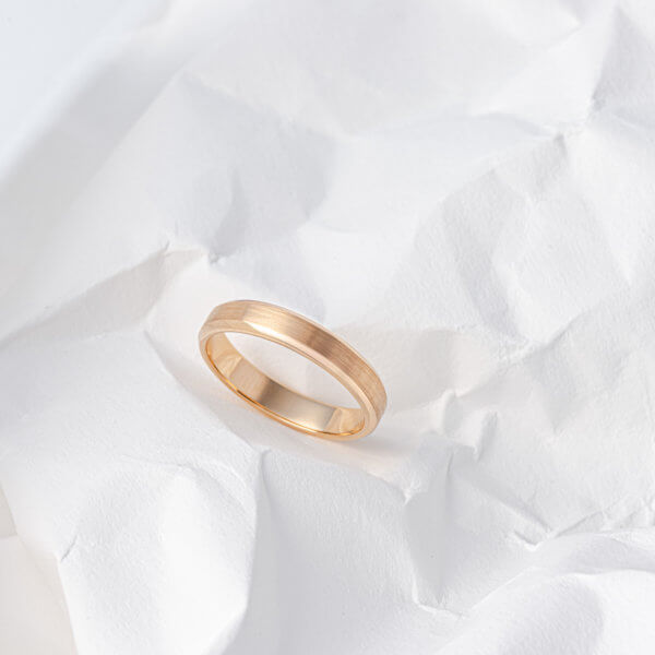 Alliance-homme-or-rose-biseau-brossee Alliance Biseautée